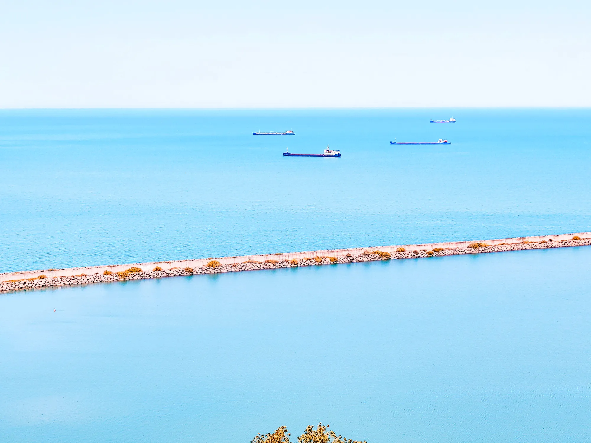 Karadeniz, açık mavi; uzakta gemiler